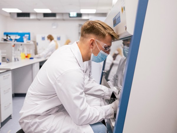 Από τη θεωρία στην ανακάλυψη – Σπούδασε Βιολογία στο Ευρωπαϊκό Πανεπιστήμιο Κύπρου