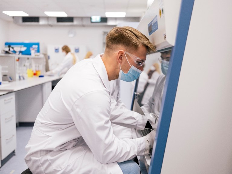 Από τη θεωρία στην ανακάλυψη – Σπούδασε Βιολογία στο Ευρωπαϊκό Πανεπιστήμιο Κύπρου