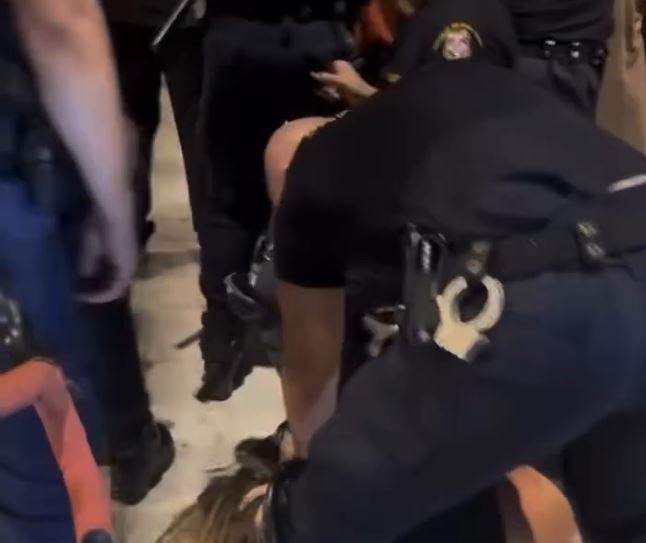 Σύνταγμα: Νέο επεισόδιο αστυνομικής αυθαιρεσίας – Κλώτσησαν πεσμένο διαδηλωτή στο πρόσωπο