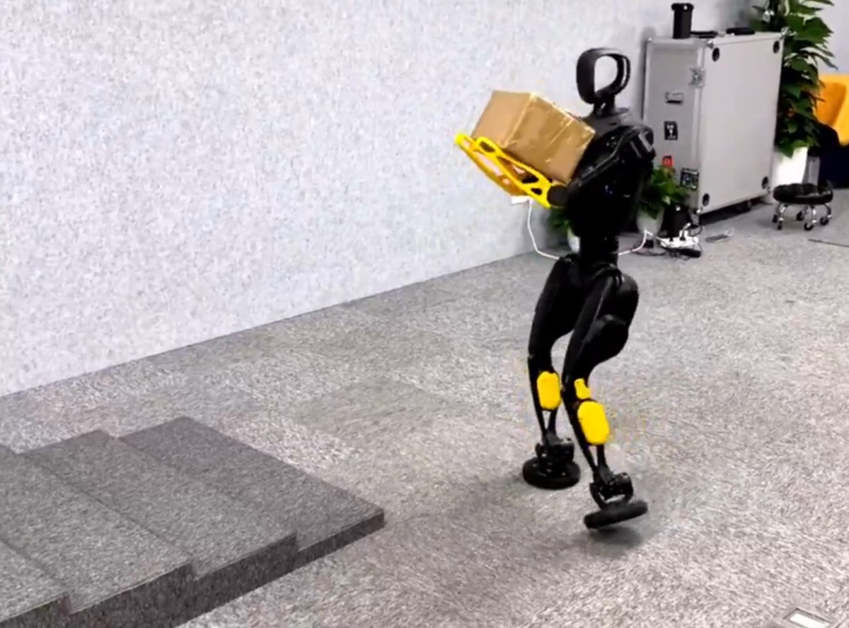 Κίνα: Ανθρωποειδή ρομπότ υποβλήθηκαν σε ένα ρεαλιστικό τεστ αντοχής στη βιομηχανική παραγωγή