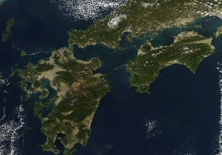 «Νιώθω σαν να τρέμω συνεχώς»: Πάνω από 900 σεισμοί σε 10 ημέρες χτυπούν αρχιπέλαγος στην Ιαπωνία