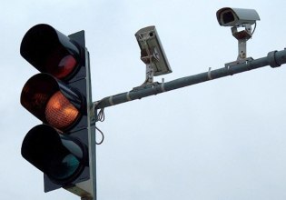 Σε ποια σημεία στην Αττική θα τοποθετηθούν οι νέες κάμερες της Τροχαίας που θα ελέγχουν το κόκκινο φανάρι