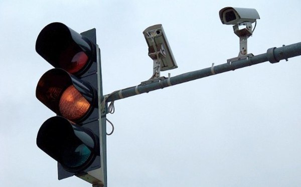Σε ποια σημεία στην Αττική θα τοποθετηθούν οι νέες κάμερες της Τροχαίας που θα ελέγχουν το κόκκινο φανάρι