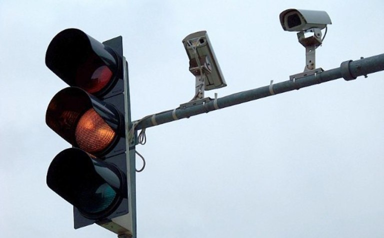 Σε ποια σημεία στην Αττική θα τοποθετηθούν οι νέες κάμερες της Τροχαίας που θα ελέγχουν το κόκκινο φανάρι
