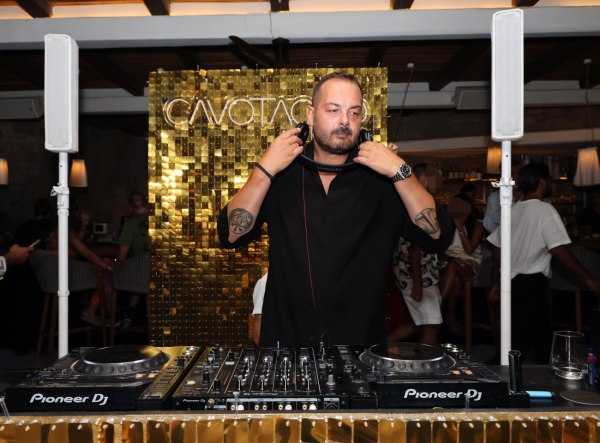 AD-1: Ο γνωστός DJ και παραγωγός Αντώνης Δημητριάδης ανοίγει τη συναυλία της Kylie Minogue στη πλατεία Νερού