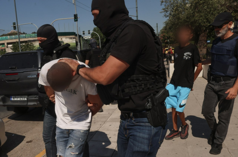 Δολοφονία στην Αγία Παρασκευή: Ποινικές διώξεις ασκήθηκαν στους πέντε κατηγορούμενους