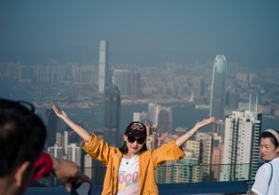 «Καλώς τους ξένους» – Γιατί η Κίνα ανοίγει τώρα διάπλατα «αγκάλες» στους τουρίστες