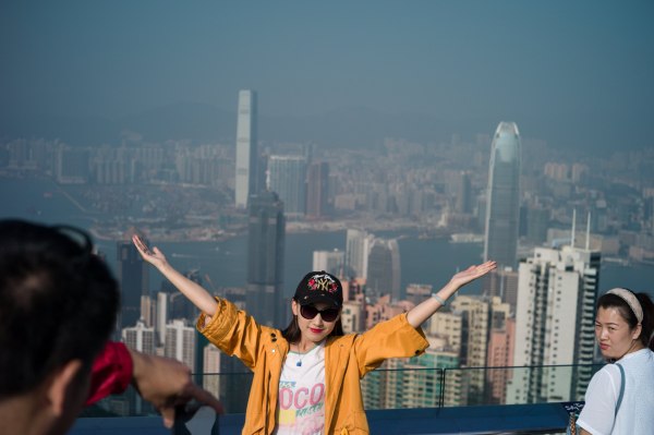 «Καλώς τους ξένους» – Γιατί η Κίνα ανοίγει τώρα διάπλατα «αγκάλες» στους τουρίστες