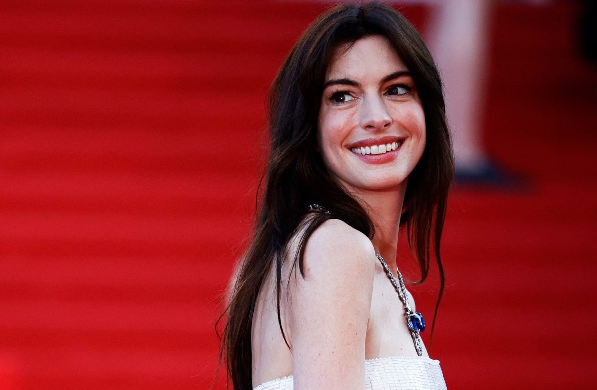 Η Αν Χάθαγουεϊ για τα γυρίσματα του «Mother Mary» – «Έπρεπε να αποδεχτώ ότι είμαι αρχάρια»