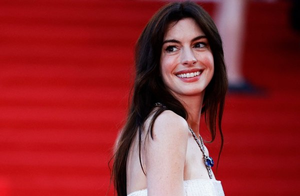 Η Αν Χάθαγουεϊ για τα γυρίσματα του «Mother Mary» – «Έπρεπε να αποδεχτώ ότι είμαι αρχάρια»