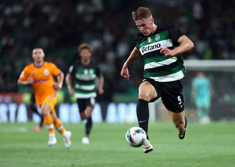 Πανό και συνθήματα εναντίον του Γκιόκερες από τους οπαδούς της Σπόρτινγκ Λισαβόνας