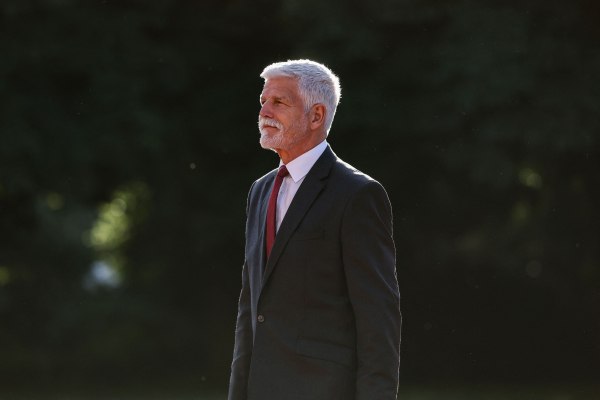 Τσεχία: Υιοθετεί τη θεωρία των δύο άκρων – Ποινικοποιεί την «κομμουνιστική προπαγάνδα»