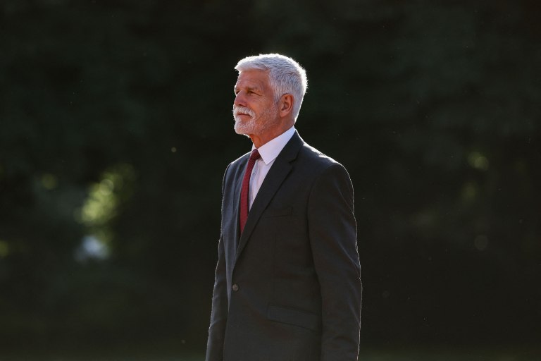 Τσεχία: Υιοθετεί τη θεωρία των δύο άκρων – Ποινικοποιεί την «κομμουνιστική προπαγάνδα»