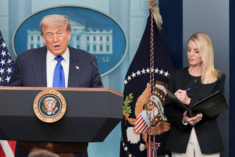 Τραμπ: Υπό μεγάλη πίεση – Έδωσε εντολή για δημοσιοποίηση περισσότερων εγγράφων για την υπόθεση Έπσταϊν