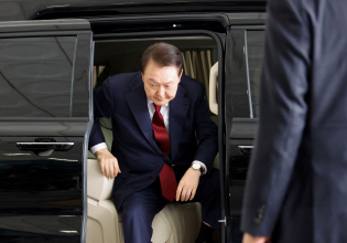 Νότια Κορέα: Οι ειδικοί εισαγγελείς κατέθεσαν αίτημα για την προφυλάκιση του πρώην προέδρου Γιουν