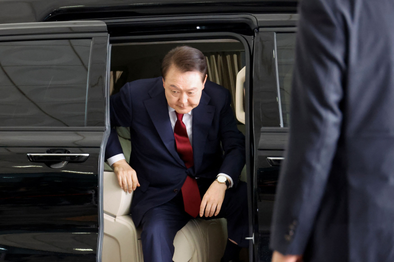 Νότια Κορέα: Οι ειδικοί εισαγγελείς κατέθεσαν αίτημα για την προφυλάκιση του πρώην προέδρου Γιουν