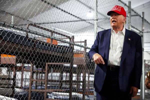 Ντόναλντ Τραμπ: Ειρωνείες και «χοντρά αστεία» για τους μετανάστες στο «Αλκατράζ με τους Αλιγάτορες»