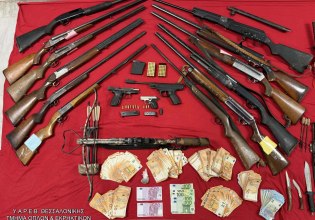 Θεσσαλονίκη: Δύο συλλήψεις για εμπόριο όπλων – Έκρυβαν ολόκληρο οπλοστάσιο στα σπίτια τους