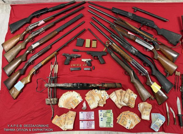 Θεσσαλονίκη: Δύο συλλήψεις για εμπόριο όπλων – Έκρυβαν ολόκληρο οπλοστάσιο στα σπίτια τους