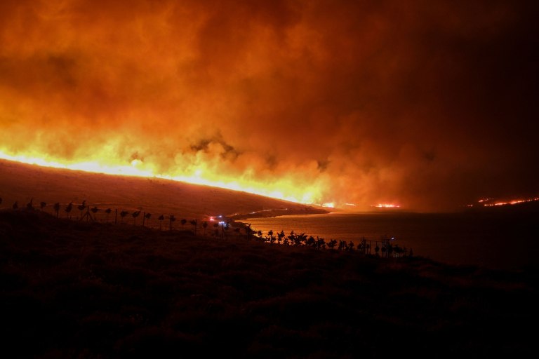 Μαίνονται οι δασικές πυρκαγιές στην Τουρκία – Ολονύχτια μάχη, εκκενώσεις σε οικισμούς