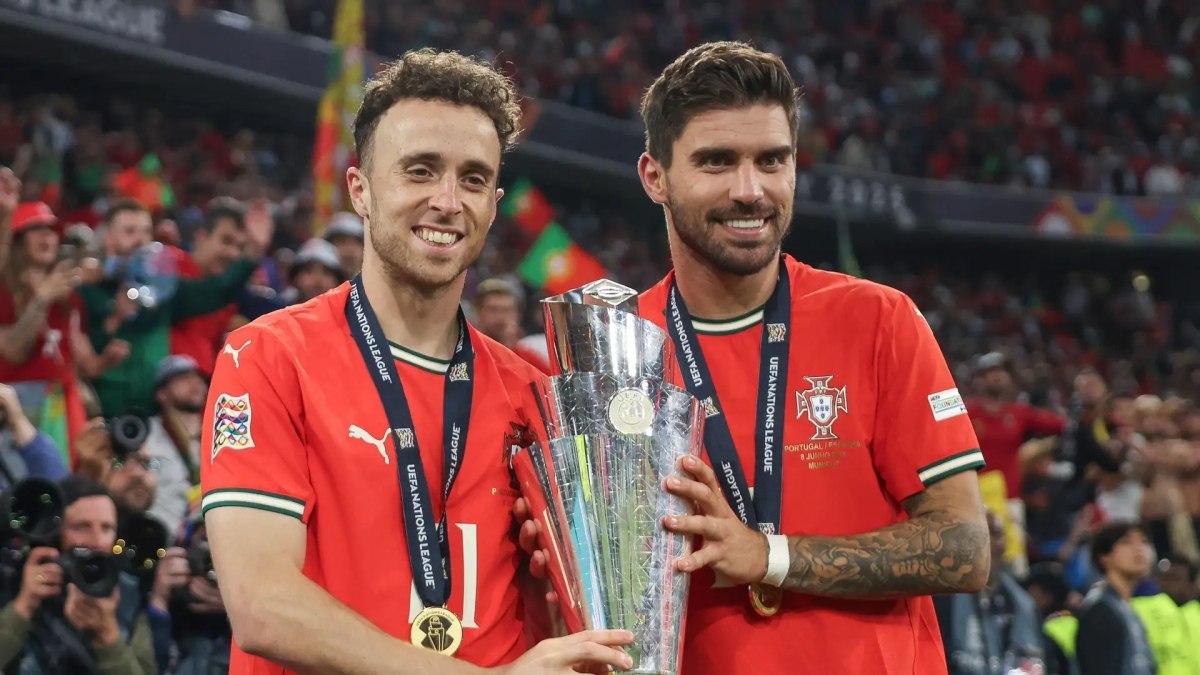 Σπαρακτικές στιγμές: Κατέρρευσαν οι Ρούμπεν Νέβες και Ζοάν Κανσέλο στην ενός λεπτού σιγή για τον Ζότα (pics)