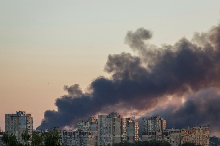 Ουκρανία: Σφοδρή επίθεση στο Κίεβο με 14 τραυματίες – Μία γυναίκα νεκρή σε ρωσική περιφέρεια