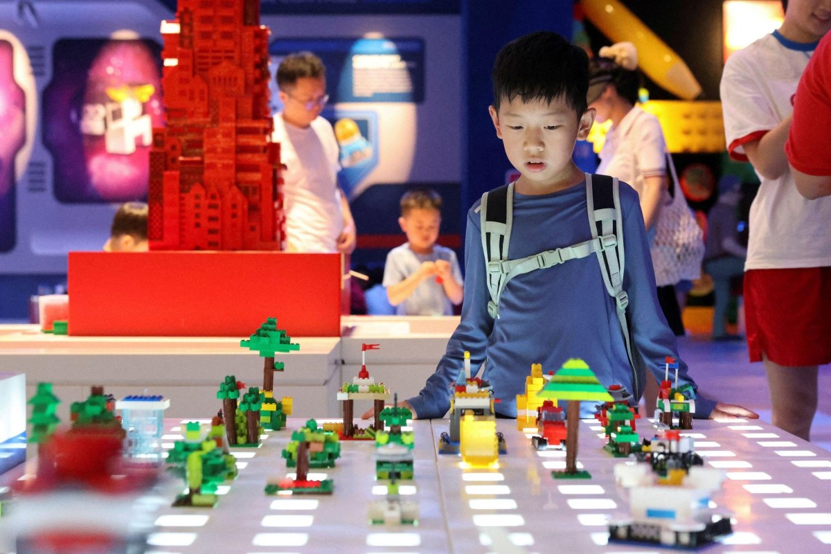 Το πρώτο Legoland στην Κίνα «χτίζει» το Σινικό Τείχος για να προσελκύσει πιεσμένους καταναλωτές