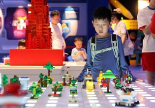 Το πρώτο Legoland στην Κίνα «χτίζει» το Σινικό Τείχος για να προσελκύσει πιεσμένους καταναλωτές