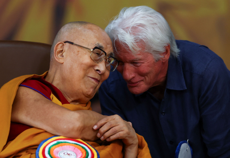 Ο πιο σπουδαίος άνθρωπος που περπάτησε στη Γη: Ο Ρίτσαρντ Γκιρ για τα 90α γενέθλια του Δαλάι Λάμα και ένα φιλί-σκάνδαλο