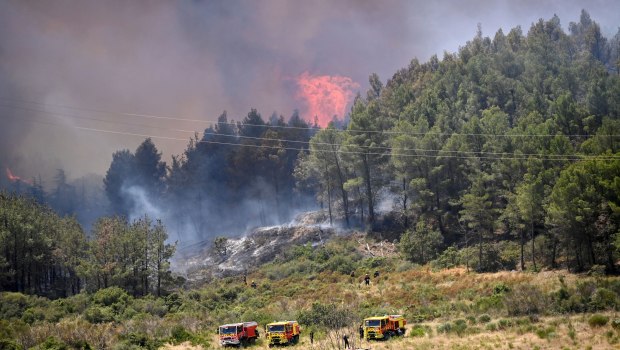 Μεγάλη φωτιά στη Μασσαλία – Στα περίχωρα της πόλης οι φλόγες – Έκλεισε το αεροδρόμιο