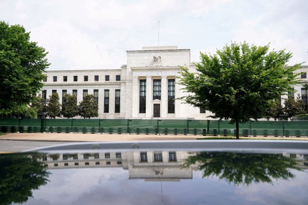 Σε τρία στρατόπεδα η Fed για επιτόκια και πληθωρισμό