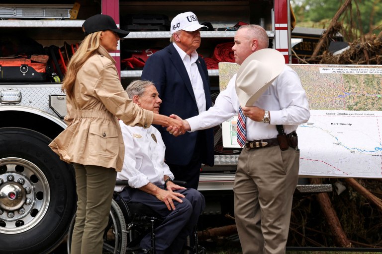 Τέξας: Ο Τραμπ επισκέφθηκε τους πλημμυροπαθείς, αλλά αρνείται να δώσει λεφτά στην υπηρεσία Εκτάκτων Αναγκών