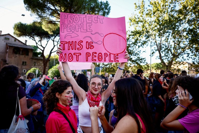 Η Σικελία προσπαθεί με νόμο να καταπολεμήσει τα ταμπού για τις αμβλώσεις – Και να σώσει ζωές γυναικών