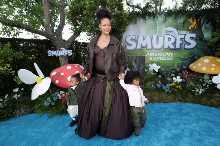 Ριάνα: Με τους δύο γιους της στην πρεμιέρα της τανίας «The Smurfs»