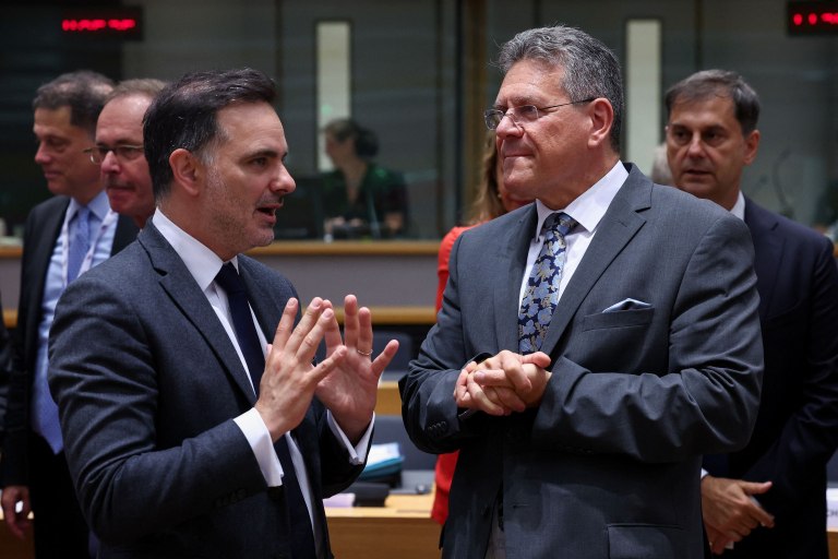 Στην επίθεση περνάει η Γαλλία για τους δασμούς του Τραμπ – Έτοιμος για «μπρα ντε φερ» ο υπουργός Εμπορίου