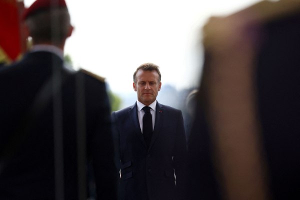 Η Γαλλία σε «θανάσιμη παγίδα», ο Μακρόν σε «Συμπληγάδες»