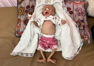 Stand Up for Palestine: Πώς 24 κωμικοί και πλήθος κόσμου συγκέντρωσαν 30.000 ευρώ για την Παλαιστίνη