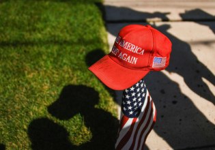 Ο Τραμπ συναντά τον πιο σκληρό αντίπαλο: τη MAGA βάση του