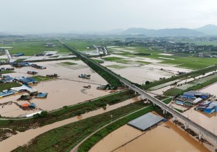 Νότια Κορέα: Σχεδόν 3.000 άνθρωποι δεν μπορούν να επιστρέψουν στα σπίτια τους λόγω των φονικών πλημμυρών