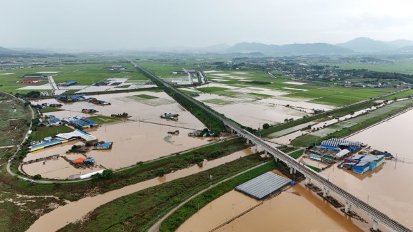 Νότια Κορέα: Σχεδόν 3.000 άνθρωποι δεν μπορούν να επιστρέψουν στα σπίτια τους λόγω των φονικών πλημμυρών