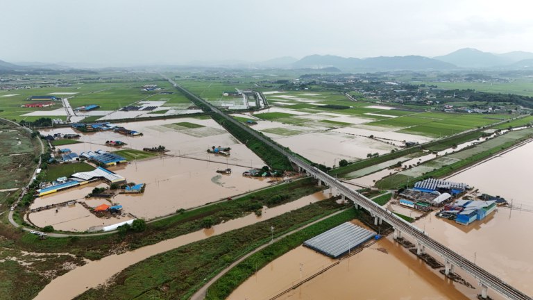 Νότια Κορέα: Σχεδόν 3.000 άνθρωποι δεν μπορούν να επιστρέψουν στα σπίτια τους λόγω των φονικών πλημμυρών