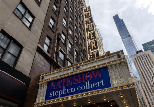 «Τρομερά νέα για τον κόσμο της κωμωδίας» η ακύρωση του Late Show για τον Τζον Όλιβερ