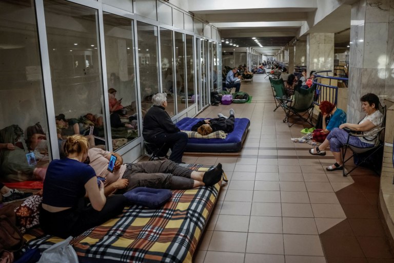 Άγρυπνοι στο μετρό του Κιέβου – «κάψουλες ζωής» για να ξεφύγουν από τις βόμβες