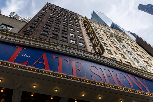 Δεν ήταν πολιτική απόφαση: Σηματοδοτεί η διακοπή του Late Show του Κολμπέρ το τέλος των τηλεοπτικών εκομπών στις ΗΠΑ;