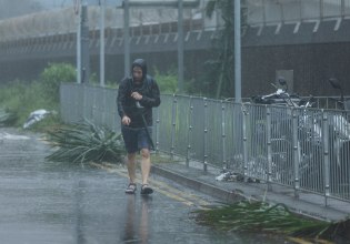 Χονγκ Κονγκ: Ύψιστος συναγερμός για τον τυφώνα Wipha – Κινείται με ανέμους 118 χλμ – Χάος στις μεταφορές