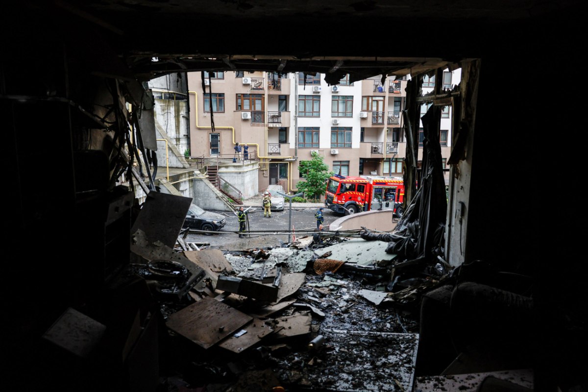 Ρωσία – Ουκρανία: Εκατέρωθεν επιθέσεις – Ένας νεκρός, δύο τραυματίες στο Κίεβο, χάος σε αεροδρόμια της Μόσχας