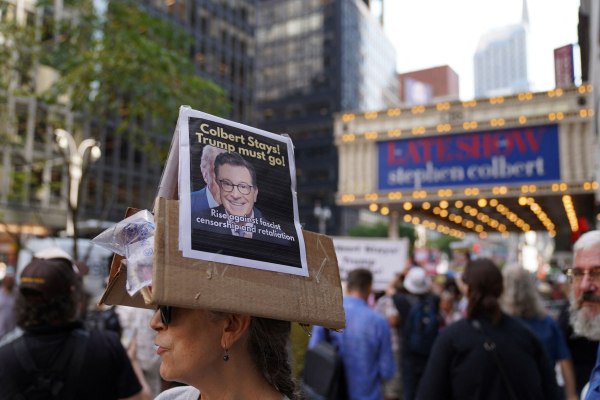 Η λίστα Έπσταϊν, ο Τραμπ και τα κωδικά ονόματα: Ανελέητος μετά τη διακοπή της εκπομπής του ο Στίβεν Κολμπέρ