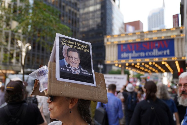 Η λίστα Έπσταϊν, ο Τραμπ και τα κωδικά ονόματα: Ανελέητος μετά τη διακοπή της εκπομπής του ο Στίβεν Κολμπέρ