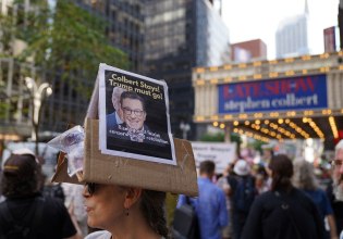 Ο Τραμπ αποποιείται της ευθύνης της ακύρωσης της εκπομπής του Κολμπέρ – Επόμενοι στη λίστα οι Κίμελ και Φάλον