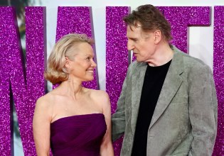 Η Πάμελα Άντερσον και ο Λίαμ Νίσον αναπαριστούν την εμβληματική σκηνή του Τιτανικού